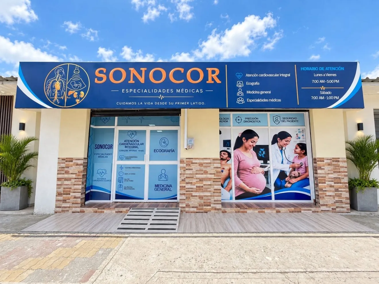 Fachada del centro de especialidades médicas Sonocor en Rocafuerte
